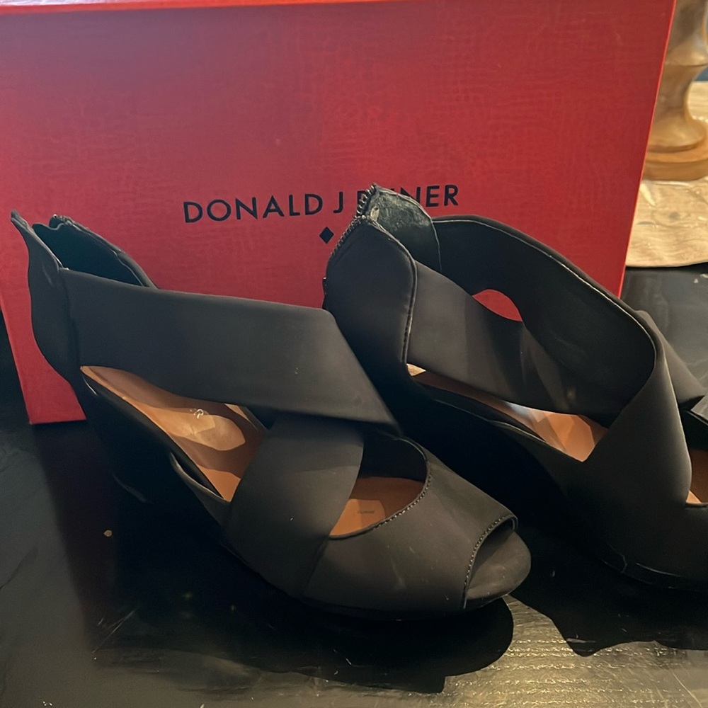 Gorgeous black Donald pliner zipper back wedge